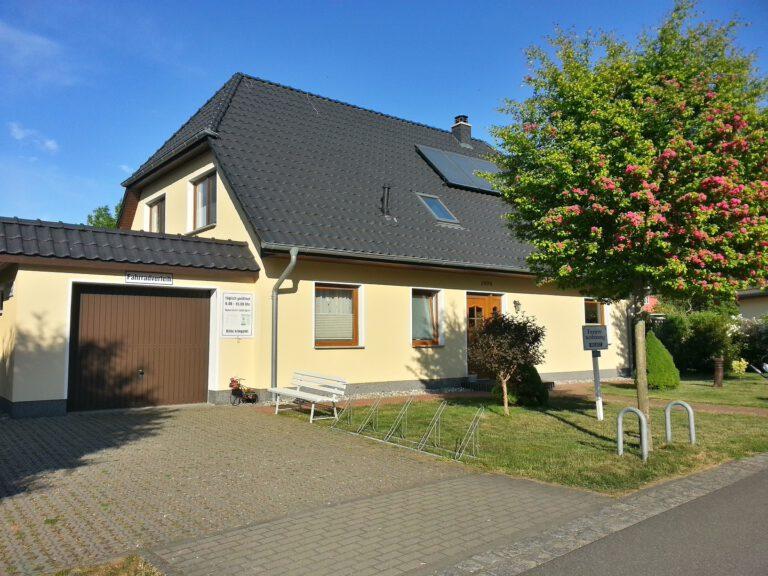Haus mit Parkplatz 768x576