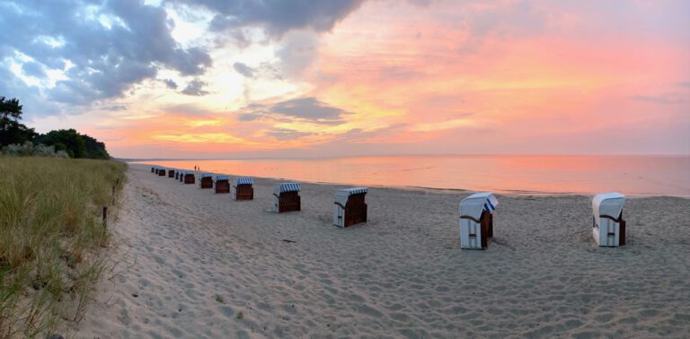 Sonnenuntergang am Hundestrand mit Strandkoerben 768x378